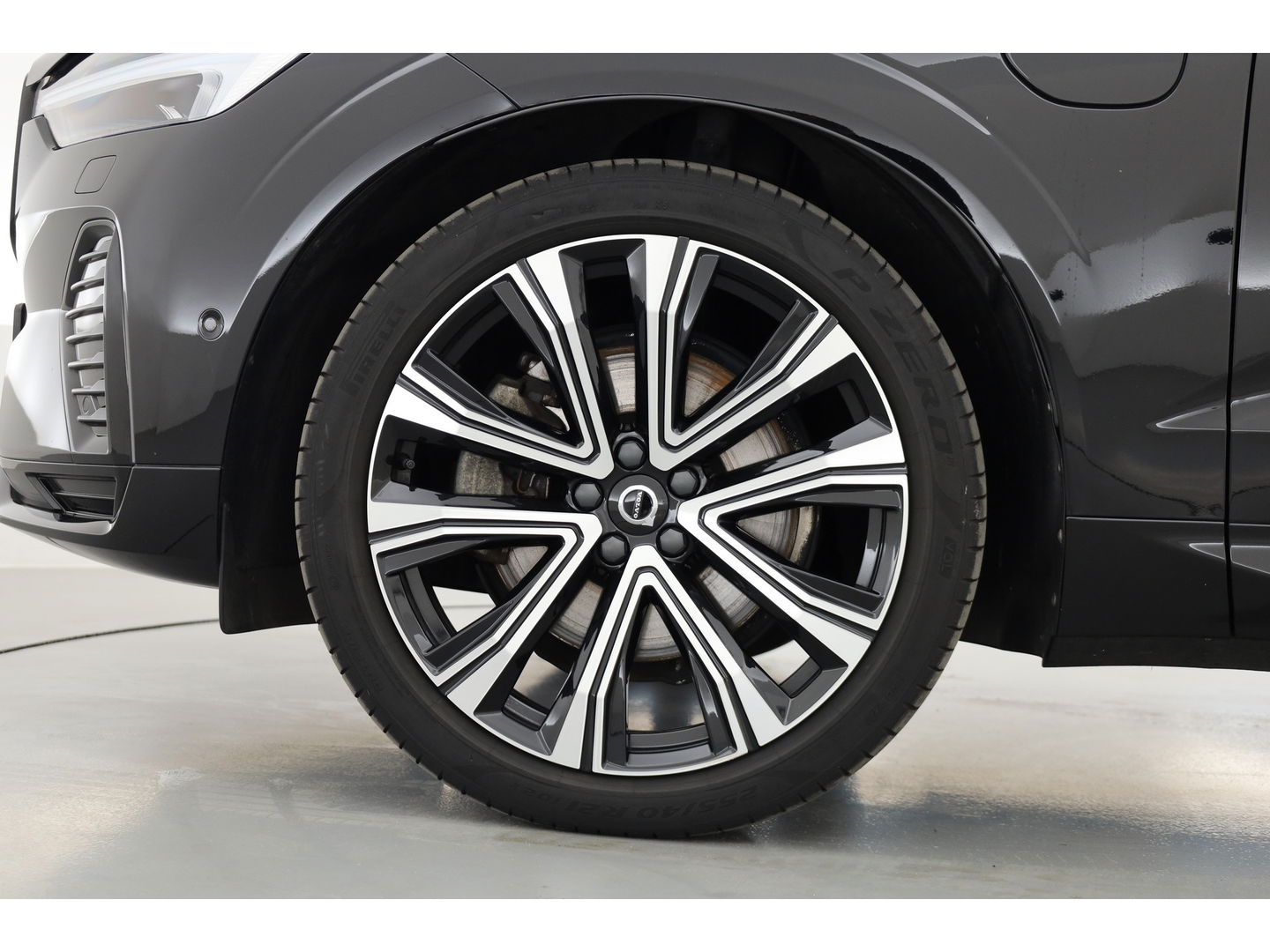 Volvo XC60 2.0 T8 Plug-in hybrid AWD Ultimate Dark | Luchtvering | Pano | B&W audio  | Head-up | Trekhaak | 360 camera