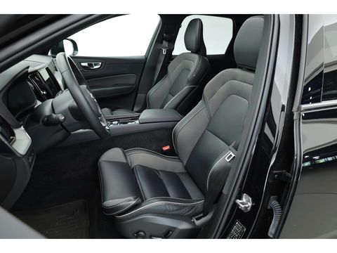 Volvo XC60 2.0 T8 Plug-in hybrid AWD Ultimate Dark | Luchtvering | Pano | B&W audio  | Head-up | Trekhaak | 360 camera