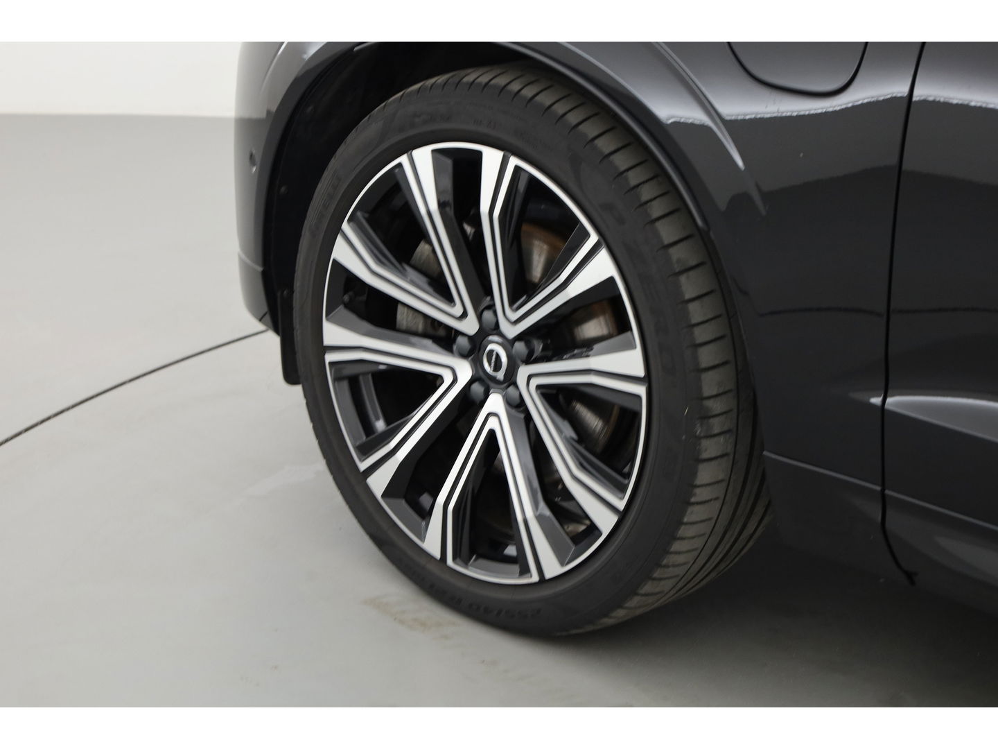 Volvo XC60 2.0 T8 Plug-in hybrid AWD Ultimate Dark | Luchtvering | Pano | B&W audio  | Head-up | Trekhaak | 360 camera