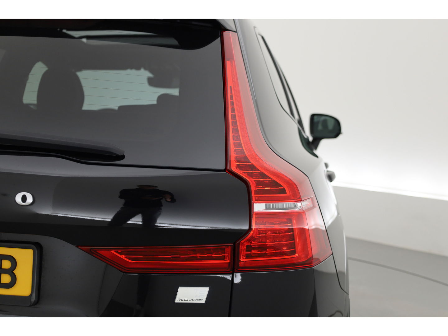 Volvo XC60 2.0 T8 Plug-in hybrid AWD Ultimate Dark | Luchtvering | Pano | B&W audio  | Head-up | Trekhaak | 360 camera