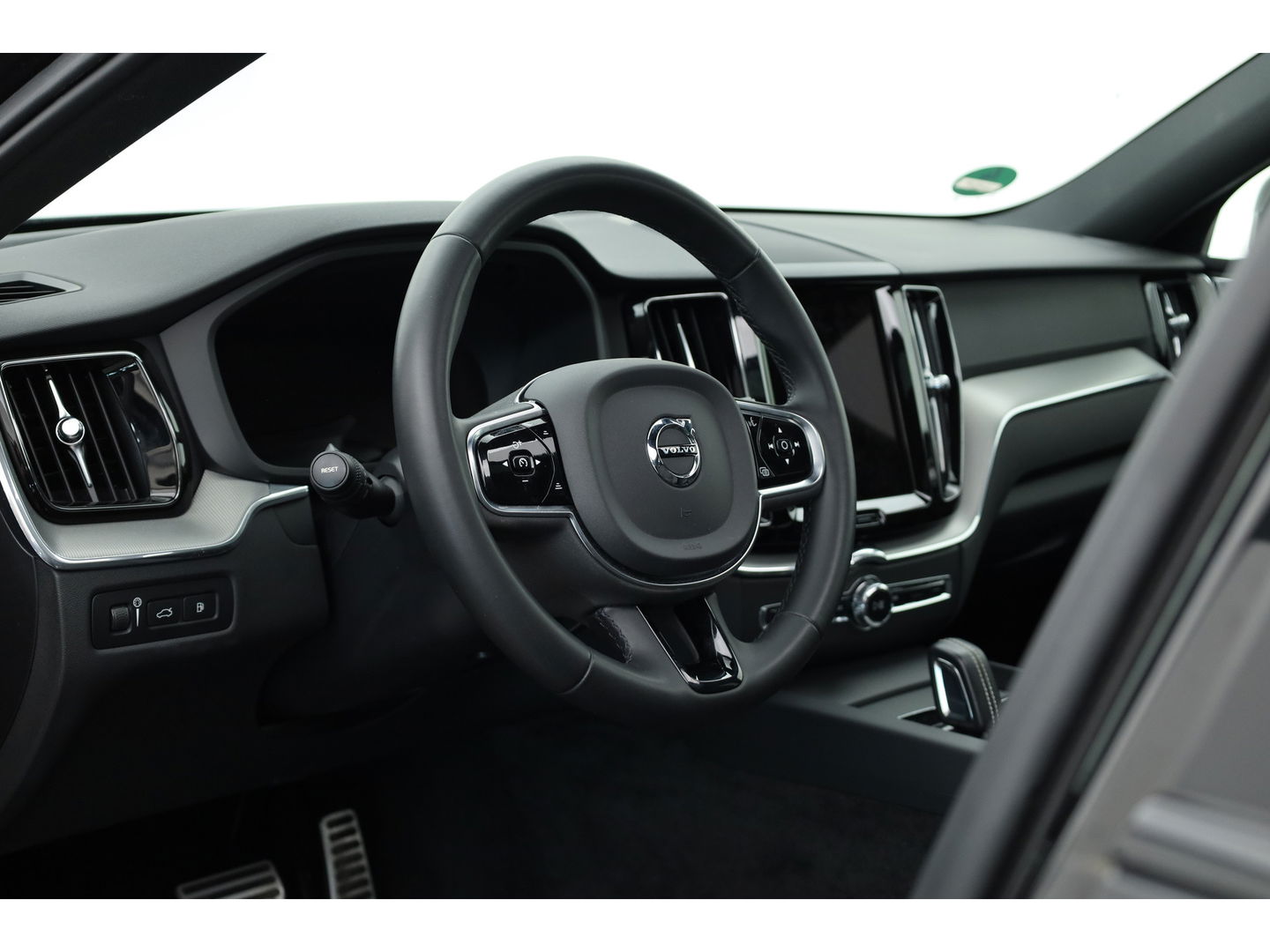 Volvo XC60 2.0 T8 Plug-in hybrid AWD Ultimate Dark | Luchtvering | Pano | B&W audio  | Head-up | Trekhaak | 360 camera