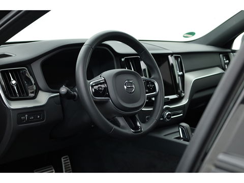 Volvo XC60 2.0 T8 Plug-in hybrid AWD Ultimate Dark | Luchtvering | Pano | B&W audio  | Head-up | Trekhaak | 360 camera