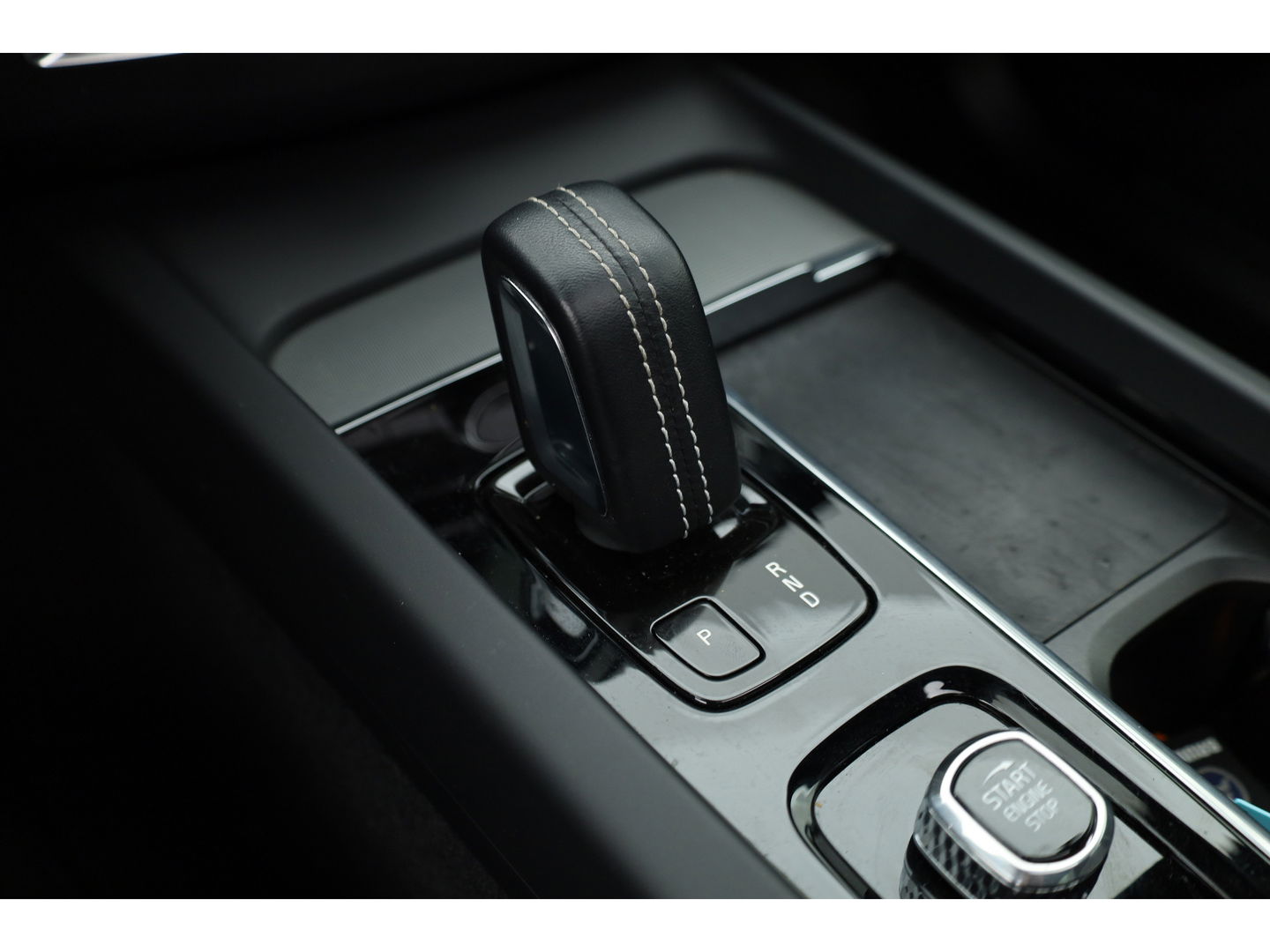 Volvo XC60 2.0 T8 Plug-in hybrid AWD Ultimate Dark | Luchtvering | Pano | B&W audio  | Head-up | Trekhaak | 360 camera