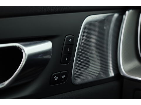 Volvo XC60 2.0 T8 Plug-in hybrid AWD Ultimate Dark | Luchtvering | Pano | B&W audio  | Head-up | Trekhaak | 360 camera