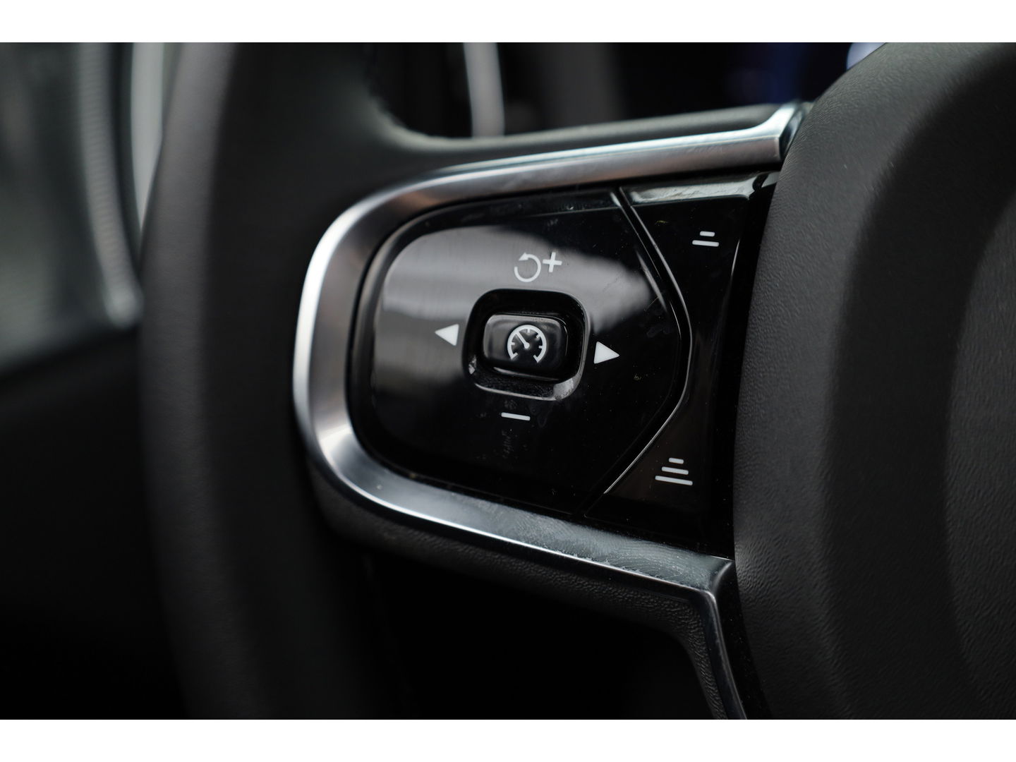 Volvo XC60 2.0 T8 Plug-in hybrid AWD Ultimate Dark | Luchtvering | Pano | B&W audio  | Head-up | Trekhaak | 360 camera
