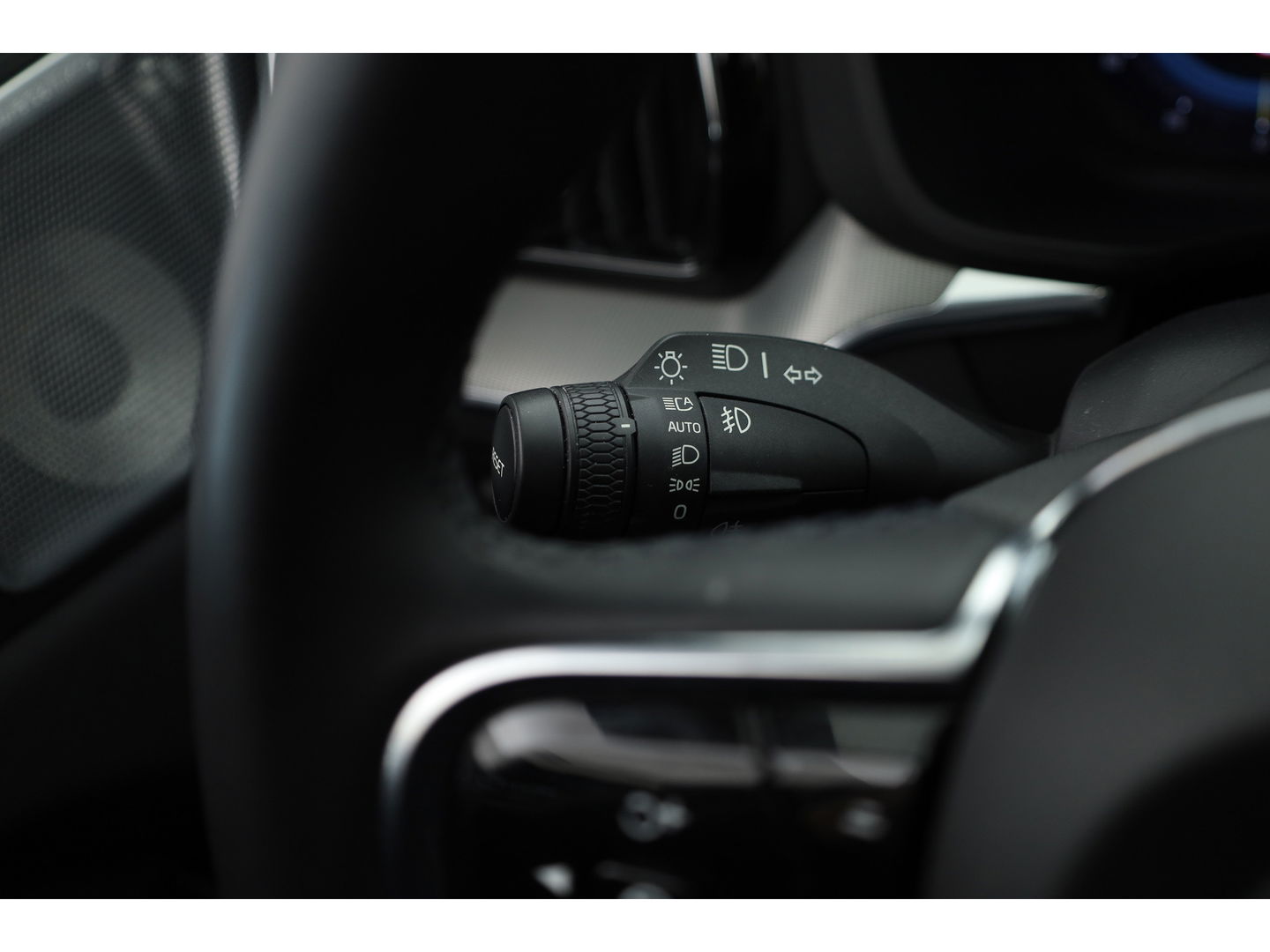 Volvo XC60 2.0 T8 Plug-in hybrid AWD Ultimate Dark | Luchtvering | Pano | B&W audio  | Head-up | Trekhaak | 360 camera