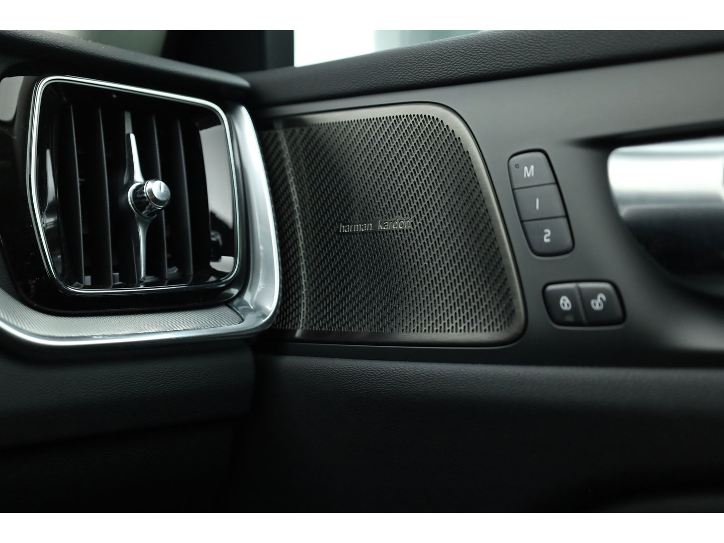 Volvo V60 T6 Recharge Plus Bright | Trekhaak | 360 camera | 4x stoel- + stuurverw. | H&K audo |
