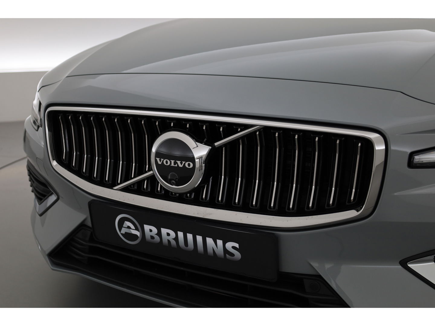 Volvo V60 T6 Recharge Plus Bright | Trekhaak | 360 camera | 4x stoel- + stuurverw. | H&K audo |