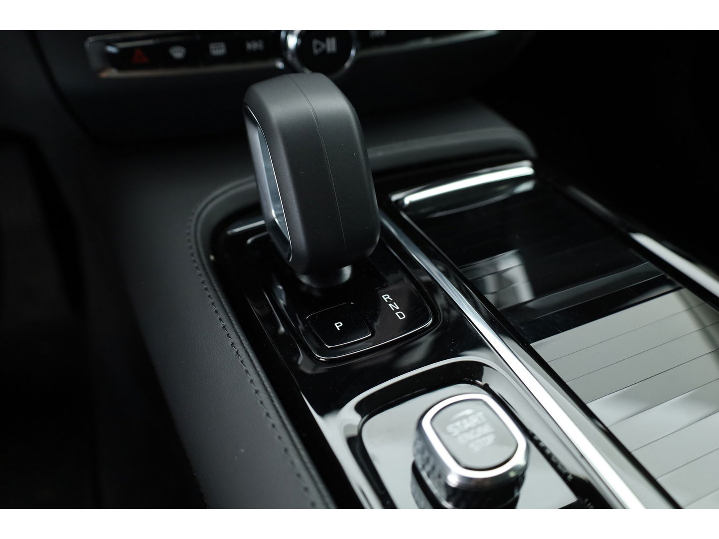 Volvo V60 T6 Recharge Plus Bright | Trekhaak | 360 camera | 4x stoel- + stuurverw. | H&K audo |