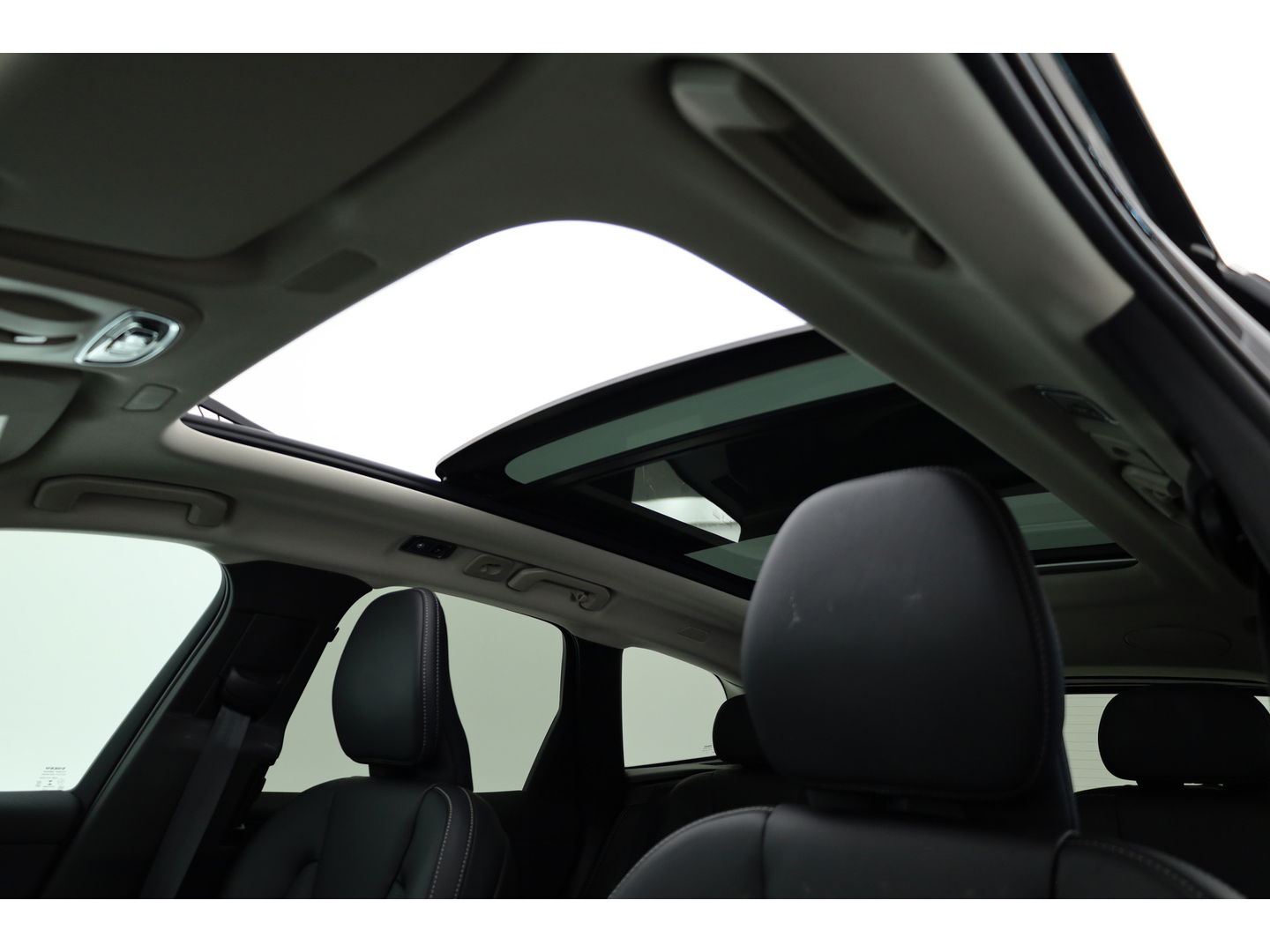Volvo XC60 2.0 T6 Plug-in hybrid AWD Inscription | Pano-dak | Trekhaak | Head-up | H&K audio | 360 camera | Stuur+Stoelverw. + koeling |