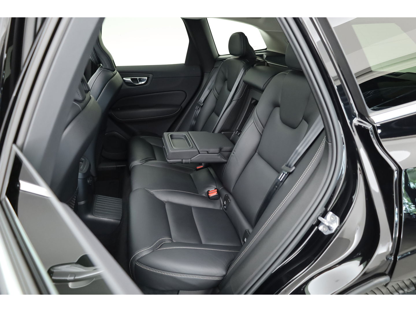 Volvo XC60 2.0 T6 Plug-in hybrid AWD Inscription | Pano-dak | Trekhaak | Head-up | H&K audio | 360 camera | Stuur+Stoelverw. + koeling |