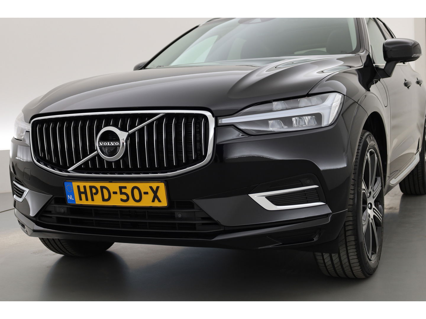 Volvo XC60 2.0 T6 Plug-in hybrid AWD Inscription | Pano-dak | Trekhaak | Head-up | H&K audio | 360 camera | Stuur+Stoelverw. + koeling |