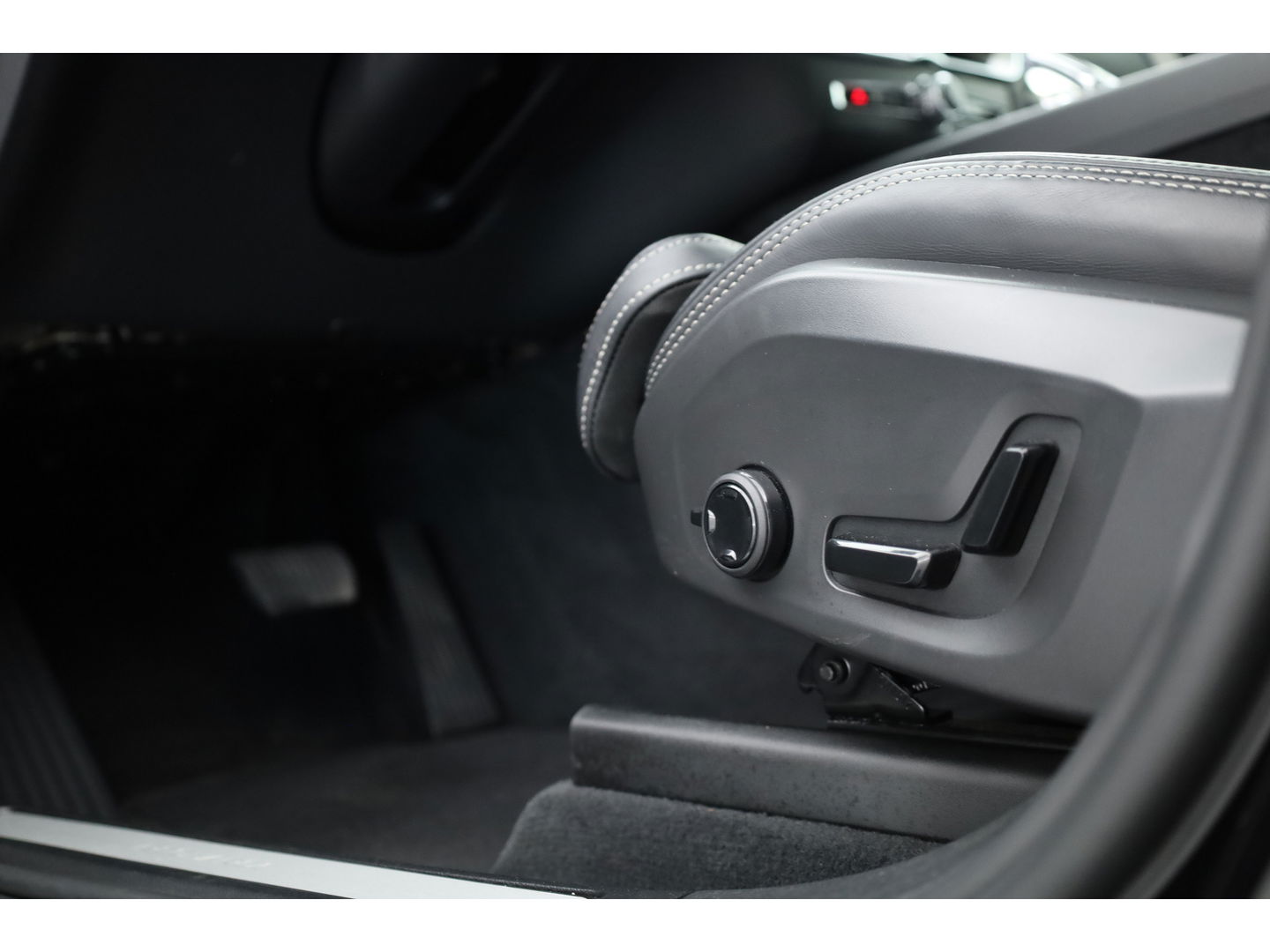 Volvo XC60 2.0 T6 Plug-in hybrid AWD Inscription | Pano-dak | Trekhaak | Head-up | H&K audio | 360 camera | Stuur+Stoelverw. + koeling |