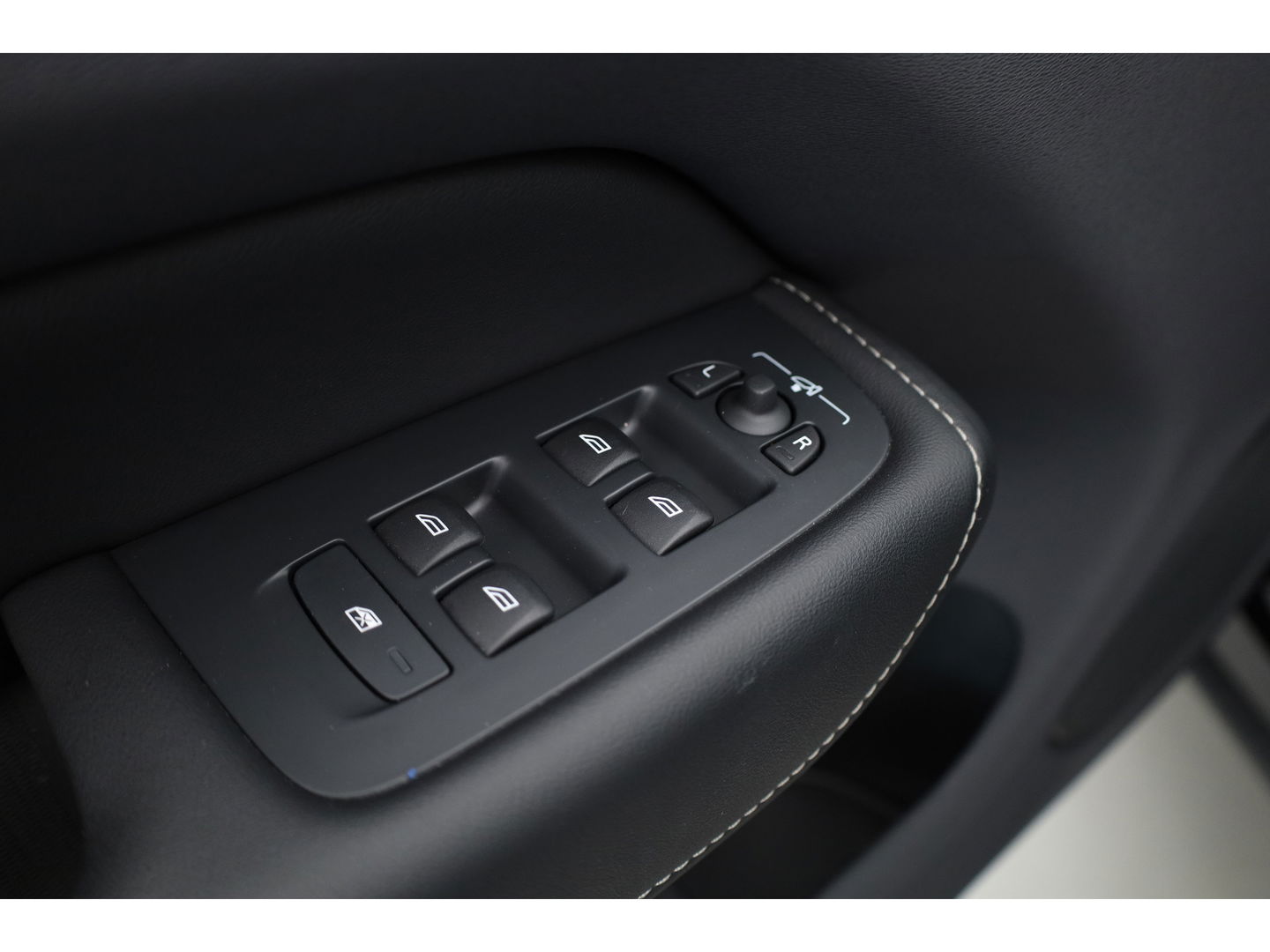 Volvo XC60 2.0 T6 Plug-in hybrid AWD Inscription | Pano-dak | Trekhaak | Head-up | H&K audio | 360 camera | Stuur+Stoelverw. + koeling |