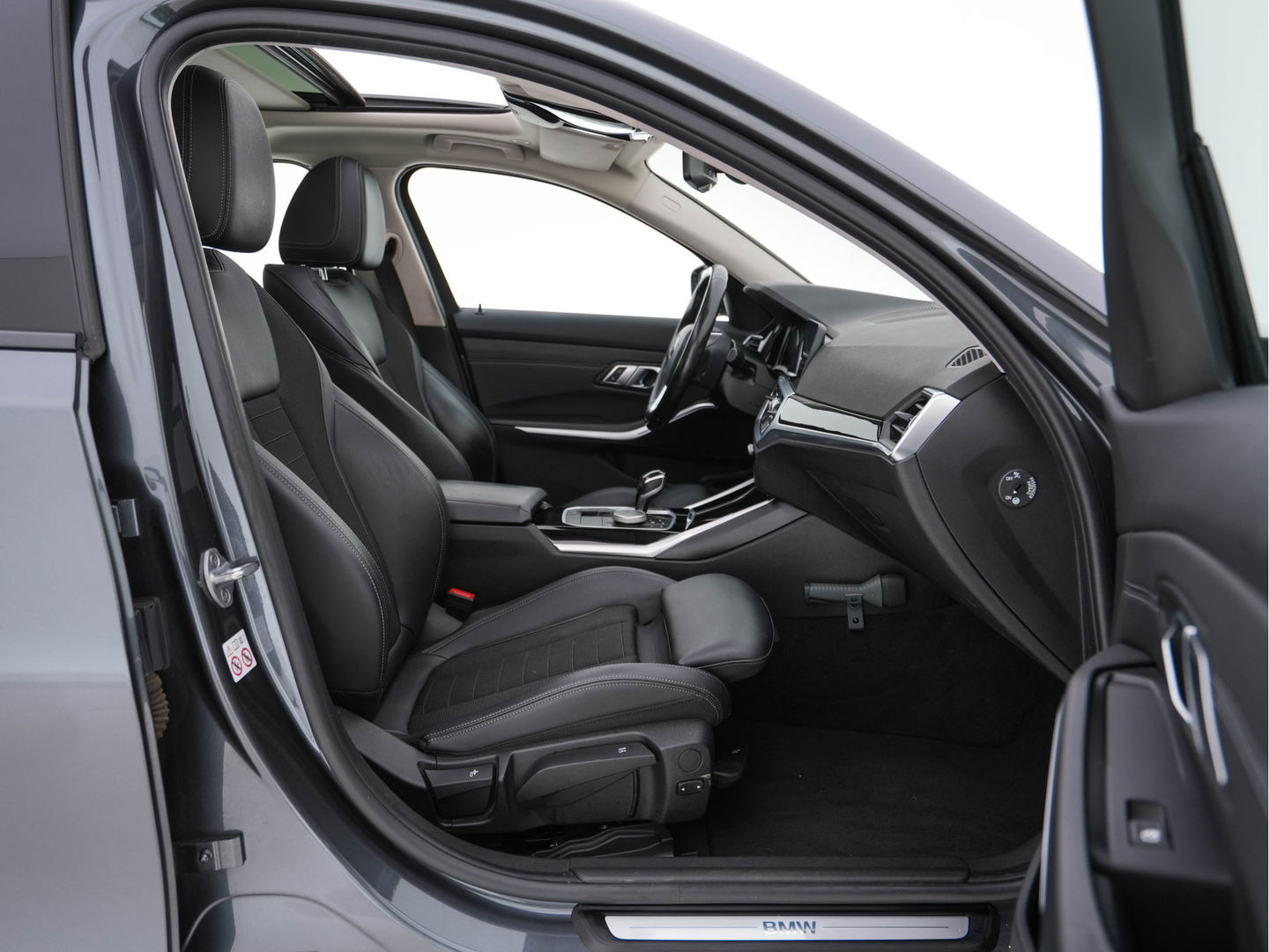BMW 3-serie 320i Executive Edition Sport-Line Aut. *PANO | LEATHER-MICROFIBRE | FULL-LED | DIGI-COCKPIT | SPORT-SEATS | HIFI-SOUND | NAVI-FULLMAP | AMBIENT-LIGHT | ECC | CARPLAY | DAB | PDC | CRUISE | 17''ALU*