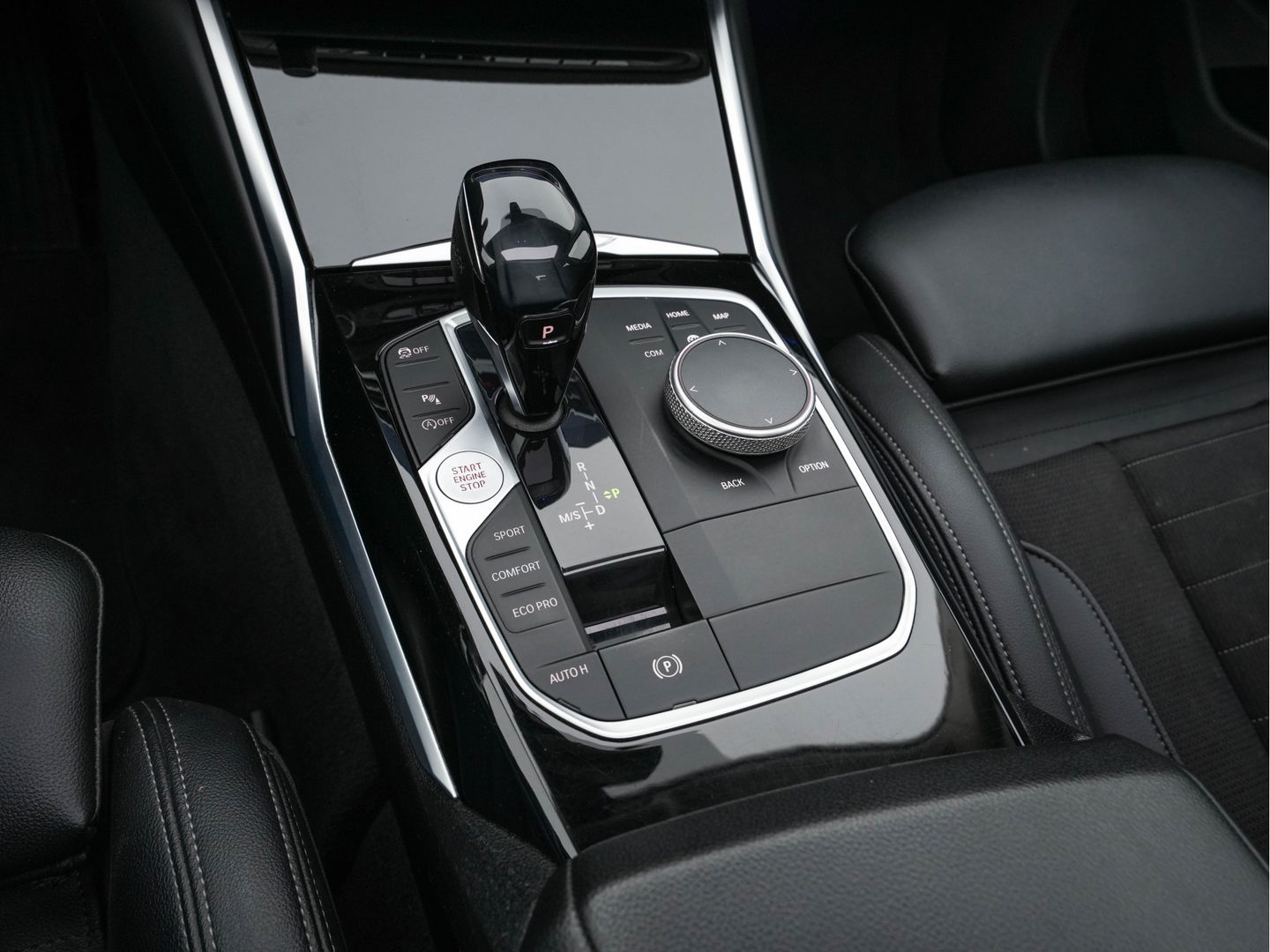 BMW 3-serie 320i Executive Edition Sport-Line Aut. *PANO | LEATHER-MICROFIBRE | FULL-LED | DIGI-COCKPIT | SPORT-SEATS | HIFI-SOUND | NAVI-FULLMAP | AMBIENT-LIGHT | ECC | CARPLAY | DAB | PDC | CRUISE | 17''ALU*