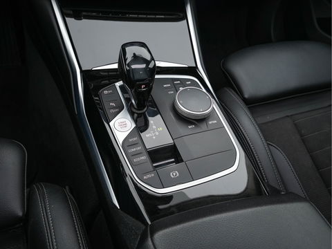 BMW 3-serie 320i Executive Edition Sport-Line Aut. *PANO | LEATHER-MICROFIBRE | FULL-LED | DIGI-COCKPIT | SPORT-SEATS | HIFI-SOUND | NAVI-FULLMAP | AMBIENT-LIGHT | ECC | CARPLAY | DAB | PDC | CRUISE | 17''ALU*