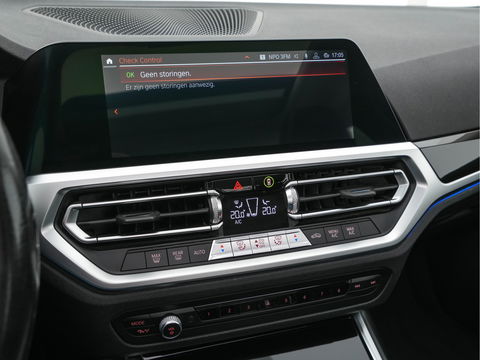 BMW 3-serie 320i Executive Edition Sport-Line Aut. *PANO | LEATHER-MICROFIBRE | FULL-LED | DIGI-COCKPIT | SPORT-SEATS | HIFI-SOUND | NAVI-FULLMAP | AMBIENT-LIGHT | ECC | CARPLAY | DAB | PDC | CRUISE | 17''ALU*