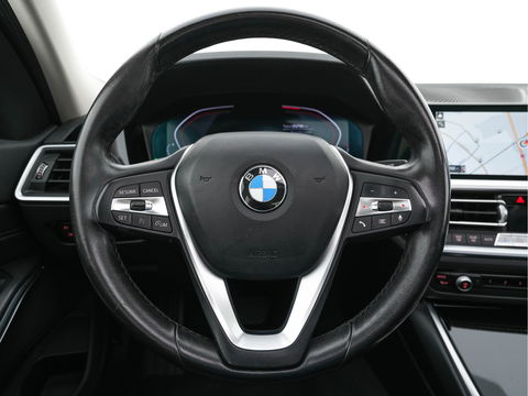 BMW 3-serie 320i Executive Edition Sport-Line Aut. *PANO | LEATHER-MICROFIBRE | FULL-LED | DIGI-COCKPIT | SPORT-SEATS | HIFI-SOUND | NAVI-FULLMAP | AMBIENT-LIGHT | ECC | CARPLAY | DAB | PDC | CRUISE | 17''ALU*