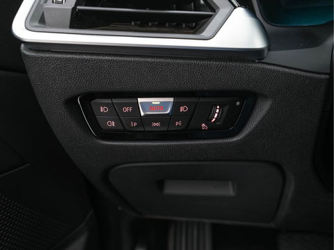 BMW 3-serie 320i Executive Edition Sport-Line Aut. *PANO | LEATHER-MICROFIBRE | FULL-LED | DIGI-COCKPIT | SPORT-SEATS | HIFI-SOUND | NAVI-FULLMAP | AMBIENT-LIGHT | ECC | CARPLAY | DAB | PDC | CRUISE | 17''ALU*