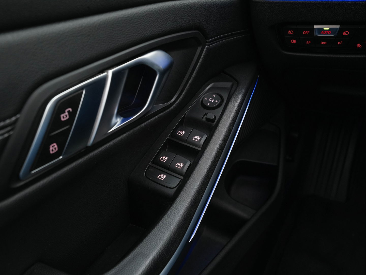 BMW 3-serie 320i Executive Edition Sport-Line Aut. *PANO | LEATHER-MICROFIBRE | FULL-LED | DIGI-COCKPIT | SPORT-SEATS | HIFI-SOUND | NAVI-FULLMAP | AMBIENT-LIGHT | ECC | CARPLAY | DAB | PDC | CRUISE | 17''ALU*