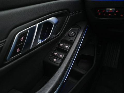 BMW 3-serie 320i Executive Edition Sport-Line Aut. *PANO | LEATHER-MICROFIBRE | FULL-LED | DIGI-COCKPIT | SPORT-SEATS | HIFI-SOUND | NAVI-FULLMAP | AMBIENT-LIGHT | ECC | CARPLAY | DAB | PDC | CRUISE | 17''ALU*