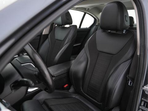 BMW 3-serie 320i Executive Edition Sport-Line Aut. *PANO | LEATHER-MICROFIBRE | FULL-LED | DIGI-COCKPIT | SPORT-SEATS | HIFI-SOUND | NAVI-FULLMAP | AMBIENT-LIGHT | ECC | CARPLAY | DAB | PDC | CRUISE | 17''ALU*