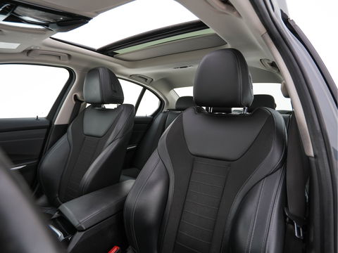 BMW 3-serie 320i Executive Edition Sport-Line Aut. *PANO | LEATHER-MICROFIBRE | FULL-LED | DIGI-COCKPIT | SPORT-SEATS | HIFI-SOUND | NAVI-FULLMAP | AMBIENT-LIGHT | ECC | CARPLAY | DAB | PDC | CRUISE | 17''ALU*