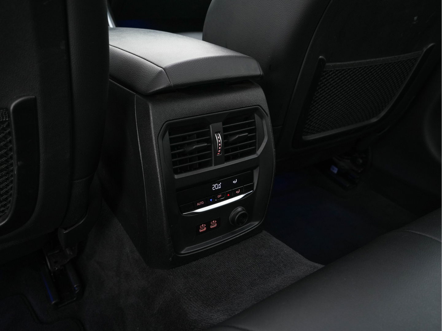 BMW 3-serie 320i Executive Edition Sport-Line Aut. *PANO | LEATHER-MICROFIBRE | FULL-LED | DIGI-COCKPIT | SPORT-SEATS | HIFI-SOUND | NAVI-FULLMAP | AMBIENT-LIGHT | ECC | CARPLAY | DAB | PDC | CRUISE | 17''ALU*