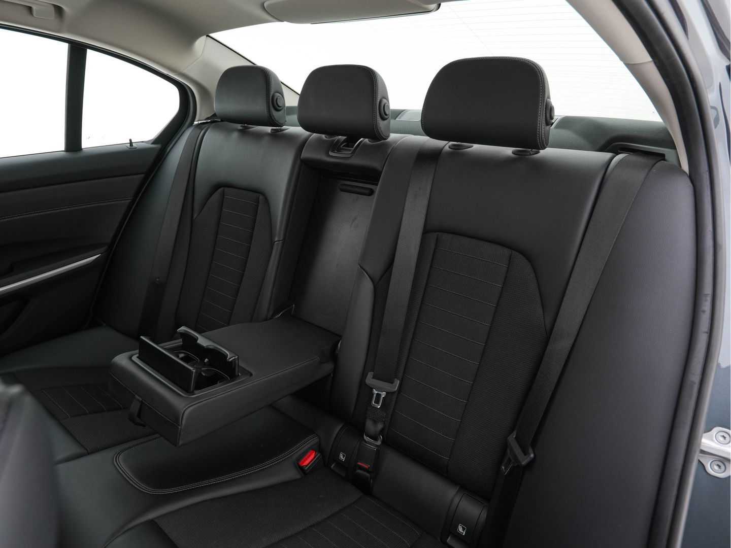 BMW 3-serie 320i Executive Edition Sport-Line Aut. *PANO | LEATHER-MICROFIBRE | FULL-LED | DIGI-COCKPIT | SPORT-SEATS | HIFI-SOUND | NAVI-FULLMAP | AMBIENT-LIGHT | ECC | CARPLAY | DAB | PDC | CRUISE | 17''ALU*