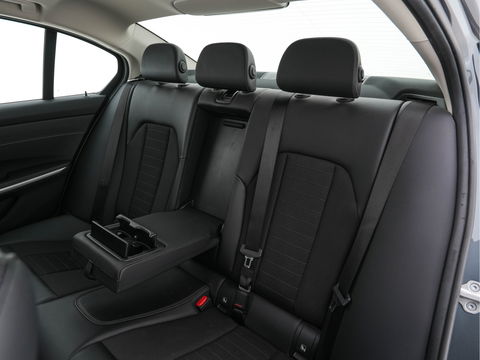 BMW 3-serie 320i Executive Edition Sport-Line Aut. *PANO | LEATHER-MICROFIBRE | FULL-LED | DIGI-COCKPIT | SPORT-SEATS | HIFI-SOUND | NAVI-FULLMAP | AMBIENT-LIGHT | ECC | CARPLAY | DAB | PDC | CRUISE | 17''ALU*