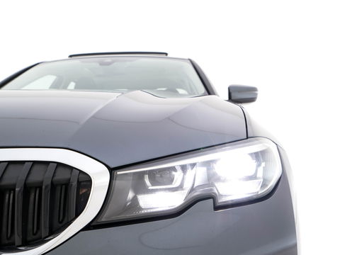BMW 3-serie 320i Executive Edition Sport-Line Aut. *PANO | LEATHER-MICROFIBRE | FULL-LED | DIGI-COCKPIT | SPORT-SEATS | HIFI-SOUND | NAVI-FULLMAP | AMBIENT-LIGHT | ECC | CARPLAY | DAB | PDC | CRUISE | 17''ALU*