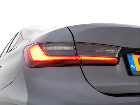 BMW 3-serie 320i Executive Edition Sport-Line Aut. *PANO | LEATHER-MICROFIBRE | FULL-LED | DIGI-COCKPIT | SPORT-SEATS | HIFI-SOUND | NAVI-FULLMAP | AMBIENT-LIGHT | ECC | CARPLAY | DAB | PDC | CRUISE | 17''ALU*