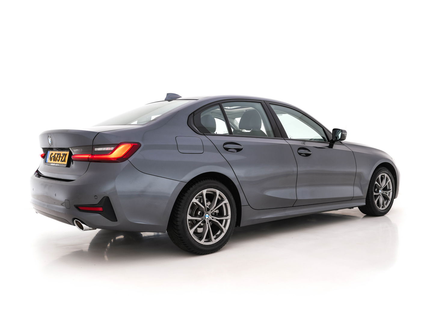 BMW 3-serie 320i Executive Edition Sport-Line Aut. *PANO | LEATHER-MICROFIBRE | FULL-LED | DIGI-COCKPIT | SPORT-SEATS | HIFI-SOUND | NAVI-FULLMAP | AMBIENT-LIGHT | ECC | CARPLAY | DAB | PDC | CRUISE | 17''ALU*