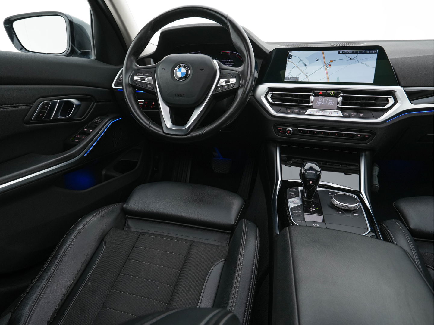 BMW 3-serie 320i Executive Edition Sport-Line Aut. *PANO | LEATHER-MICROFIBRE | FULL-LED | DIGI-COCKPIT | SPORT-SEATS | HIFI-SOUND | NAVI-FULLMAP | AMBIENT-LIGHT | ECC | CARPLAY | DAB | PDC | CRUISE | 17''ALU*