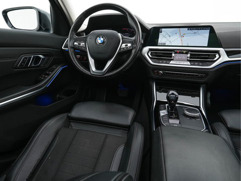 BMW 3-serie 320i Executive Edition Sport-Line Aut. *PANO | LEATHER-MICROFIBRE | FULL-LED | DIGI-COCKPIT | SPORT-SEATS | HIFI-SOUND | NAVI-FULLMAP | AMBIENT-LIGHT | ECC | CARPLAY | DAB | PDC | CRUISE | 17''ALU*