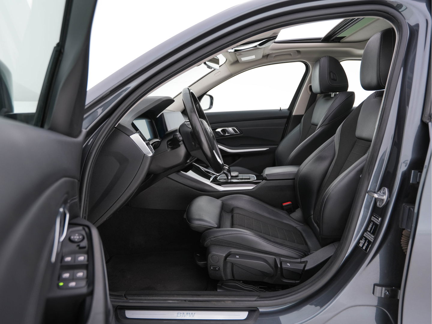 BMW 3-serie 320i Executive Edition Sport-Line Aut. *PANO | LEATHER-MICROFIBRE | FULL-LED | DIGI-COCKPIT | SPORT-SEATS | HIFI-SOUND | NAVI-FULLMAP | AMBIENT-LIGHT | ECC | CARPLAY | DAB | PDC | CRUISE | 17''ALU*