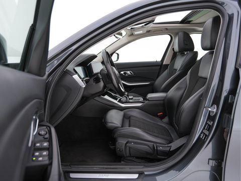 BMW 3-serie 320i Executive Edition Sport-Line Aut. *PANO | LEATHER-MICROFIBRE | FULL-LED | DIGI-COCKPIT | SPORT-SEATS | HIFI-SOUND | NAVI-FULLMAP | AMBIENT-LIGHT | ECC | CARPLAY | DAB | PDC | CRUISE | 17''ALU*