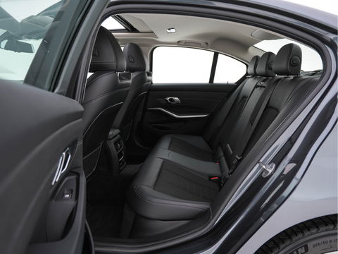 BMW 3-serie 320i Executive Edition Sport-Line Aut. *PANO | LEATHER-MICROFIBRE | FULL-LED | DIGI-COCKPIT | SPORT-SEATS | HIFI-SOUND | NAVI-FULLMAP | AMBIENT-LIGHT | ECC | CARPLAY | DAB | PDC | CRUISE | 17''ALU*