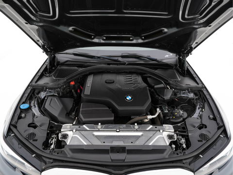 BMW 3-serie 320i Executive Edition Sport-Line Aut. *PANO | LEATHER-MICROFIBRE | FULL-LED | DIGI-COCKPIT | SPORT-SEATS | HIFI-SOUND | NAVI-FULLMAP | AMBIENT-LIGHT | ECC | CARPLAY | DAB | PDC | CRUISE | 17''ALU*
