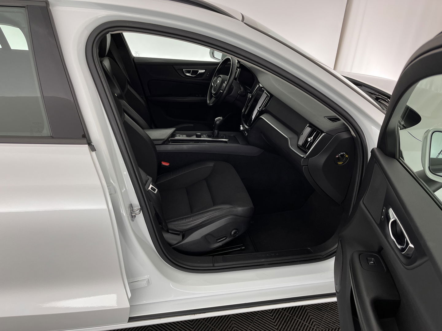 Volvo V60 2.0 D4 Momentum Maxton-Design *FULL-LED | LEATHER-MICROFIBRE | DIGI-COCKPIT | NAVI-FULLMAP | HEATED-COMFORTSEATS | ECC | PDC | CRUISE | LANE-ASSIST | CARPLAY | 20''ALU *