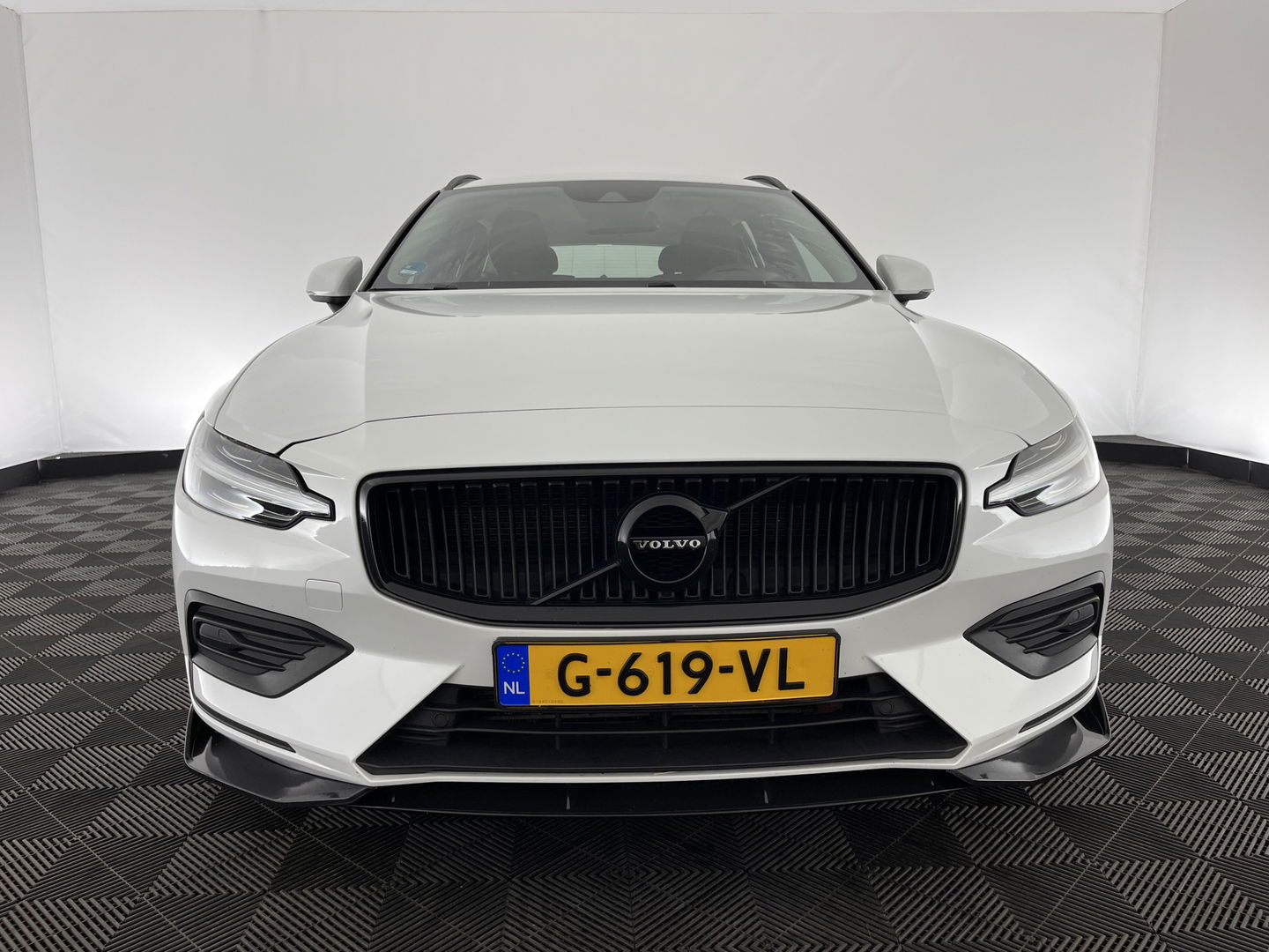 Volvo V60 2.0 D4 Momentum Maxton-Design *FULL-LED | LEATHER-MICROFIBRE | DIGI-COCKPIT | NAVI-FULLMAP | HEATED-COMFORTSEATS | ECC | PDC | CRUISE | LANE-ASSIST | CARPLAY | 20''ALU *
