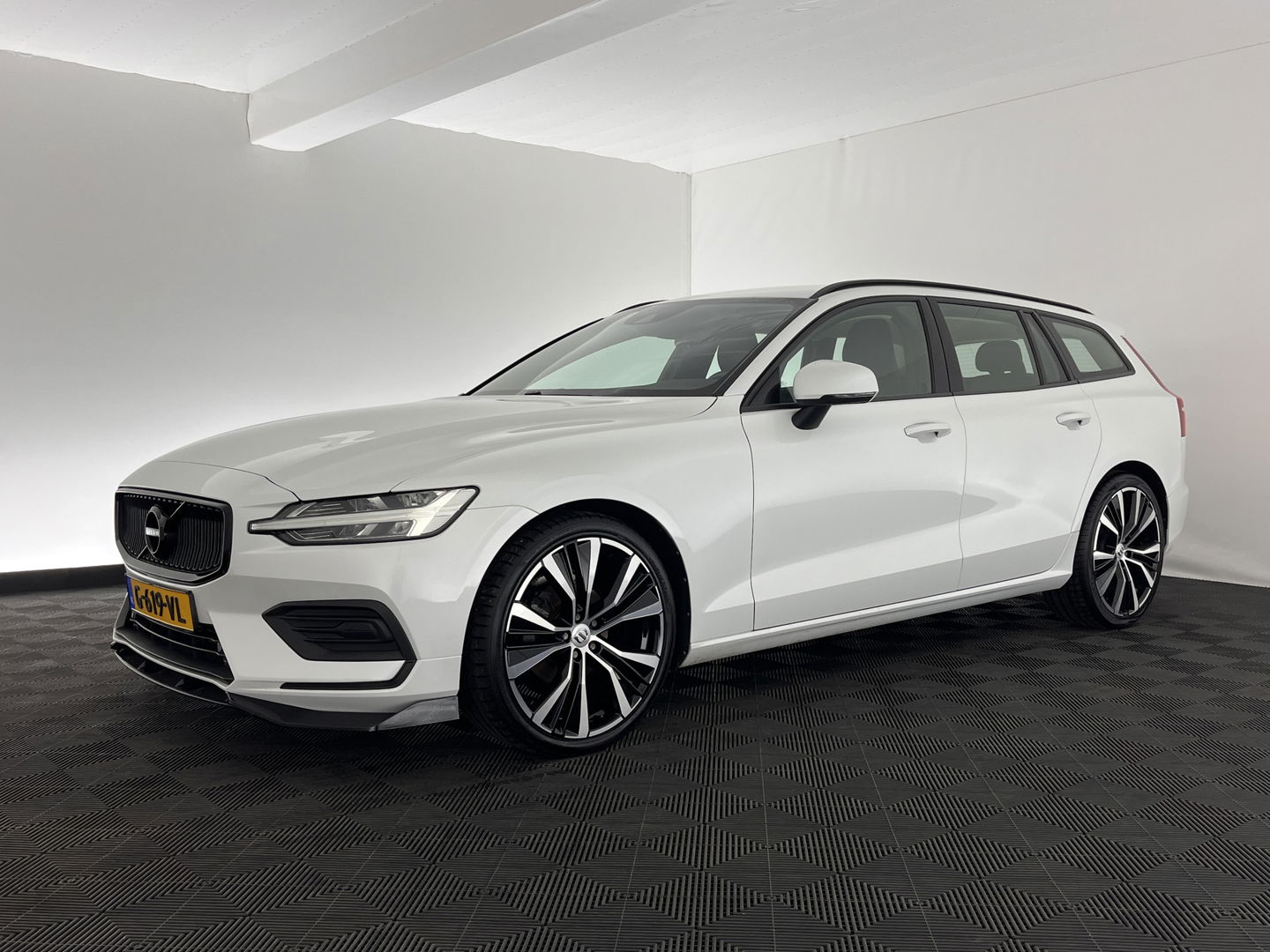 Volvo V60 2.0 D4 Momentum Maxton-Design *FULL-LED | LEATHER-MICROFIBRE | DIGI-COCKPIT | NAVI-FULLMAP | HEATED-COMFORTSEATS | ECC | PDC | CRUISE | LANE-ASSIST | CARPLAY | 20''ALU *