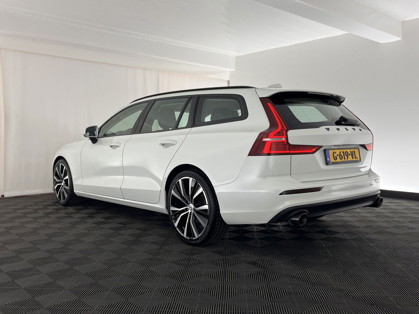 Volvo V60 2.0 D4 Momentum Maxton-Design *FULL-LED | LEATHER-MICROFIBRE | DIGI-COCKPIT | NAVI-FULLMAP | HEATED-COMFORTSEATS | ECC | PDC | CRUISE | LANE-ASSIST | CARPLAY | 20''ALU *