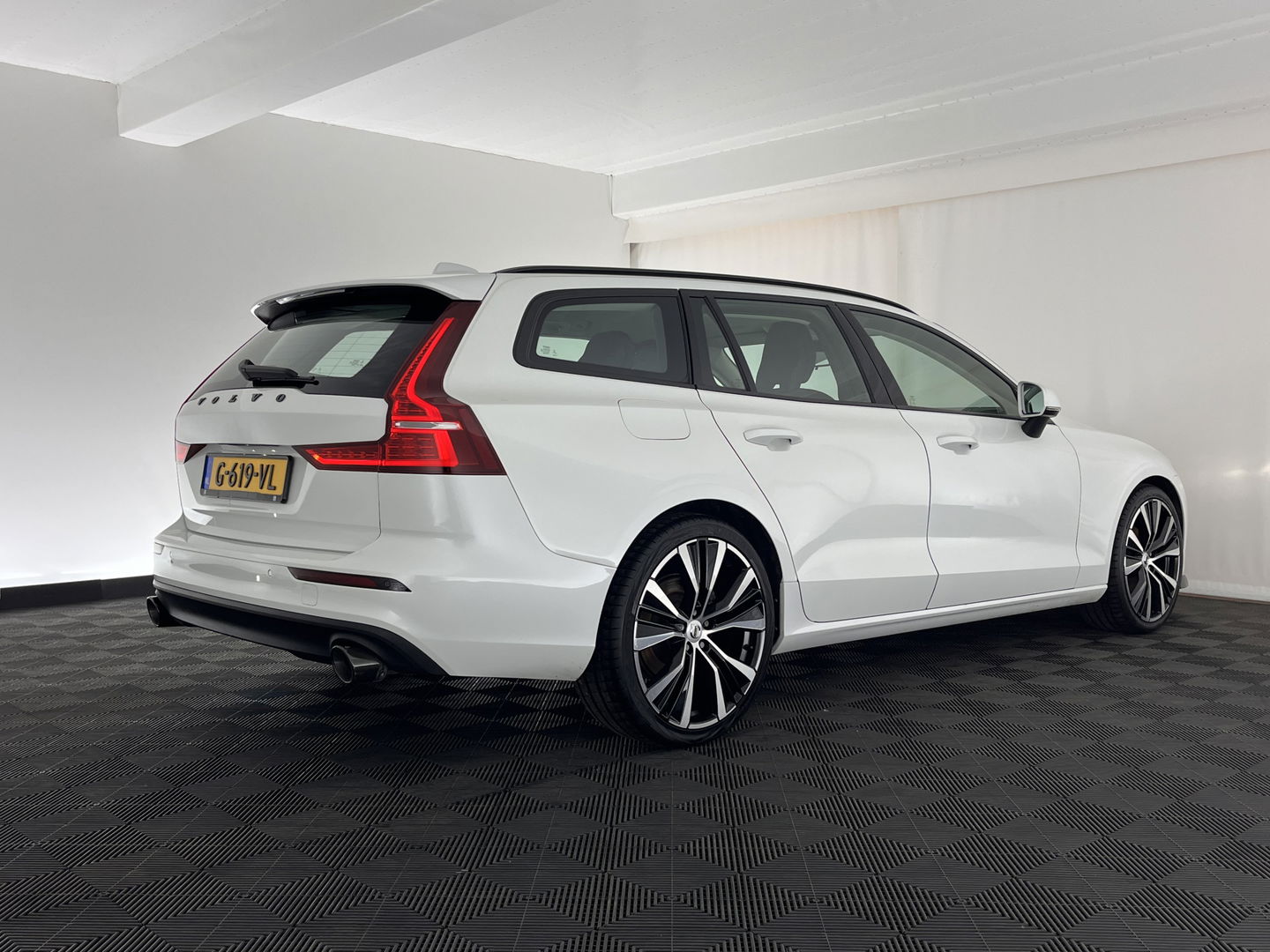 Volvo V60 2.0 D4 Momentum Maxton-Design *FULL-LED | LEATHER-MICROFIBRE | DIGI-COCKPIT | NAVI-FULLMAP | HEATED-COMFORTSEATS | ECC | PDC | CRUISE | LANE-ASSIST | CARPLAY | 20''ALU *