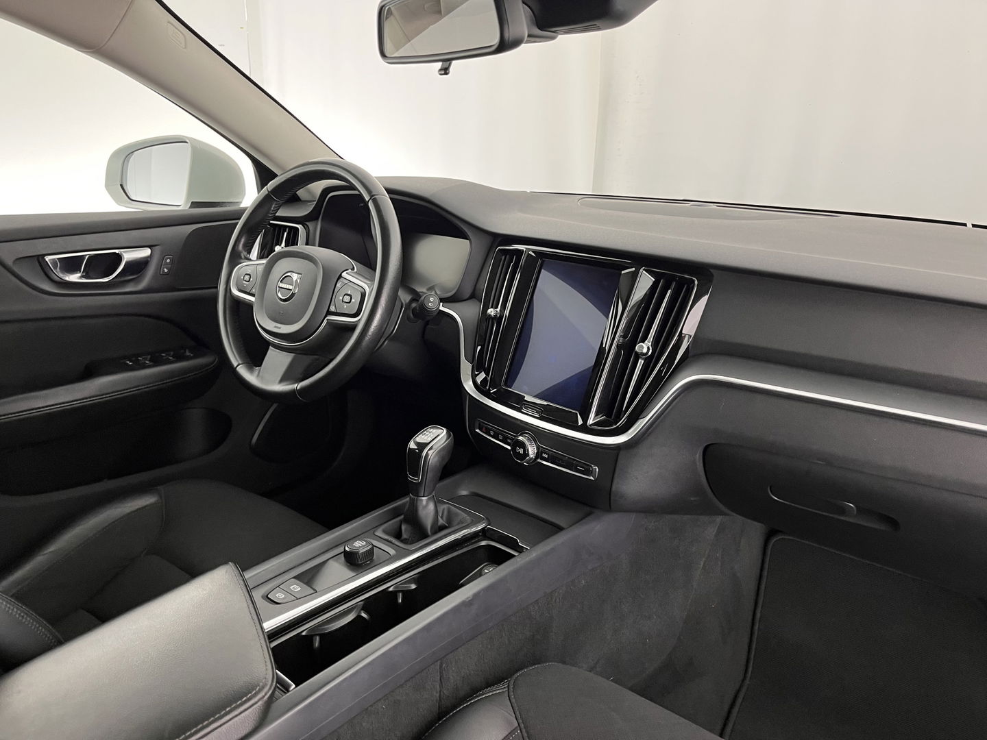 Volvo V60 2.0 D4 Momentum Maxton-Design *FULL-LED | LEATHER-MICROFIBRE | DIGI-COCKPIT | NAVI-FULLMAP | HEATED-COMFORTSEATS | ECC | PDC | CRUISE | LANE-ASSIST | CARPLAY | 20''ALU *