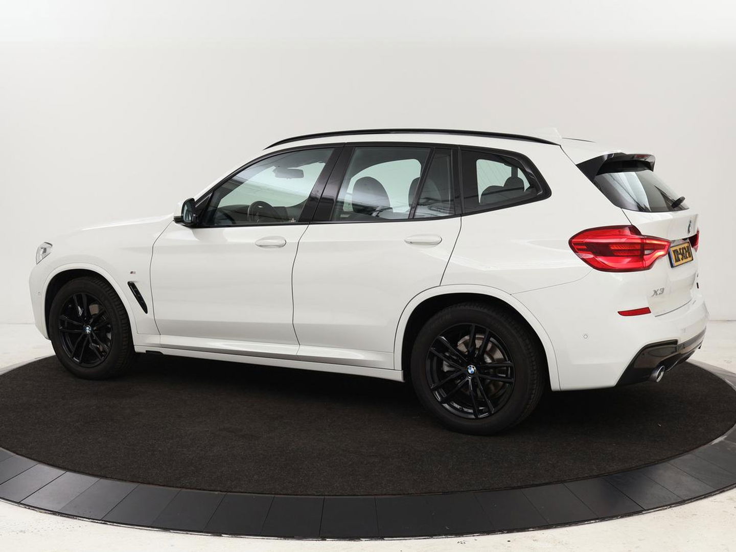 BMW X3 xDrive20i High Executive | M Sport | Leder | Stoelverwarming | Camera | Live Cockpit | Full LED | Sportstoelen | Navigatie | DAB