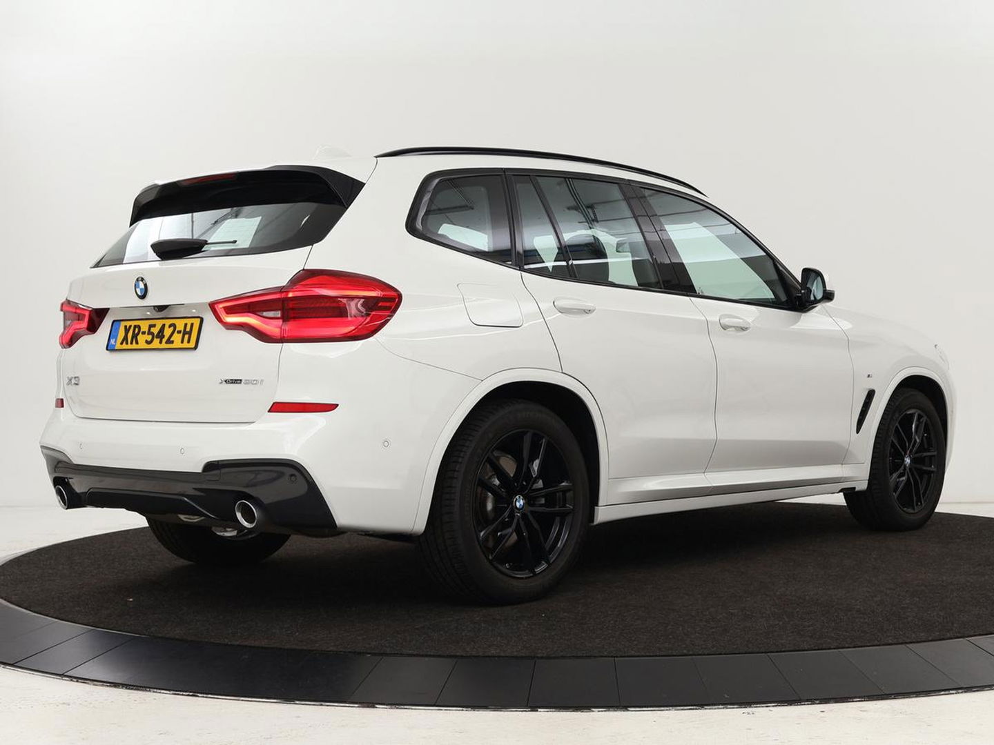 BMW X3 xDrive20i High Executive | M Sport | Leder | Stoelverwarming | Camera | Live Cockpit | Full LED | Sportstoelen | Navigatie | DAB