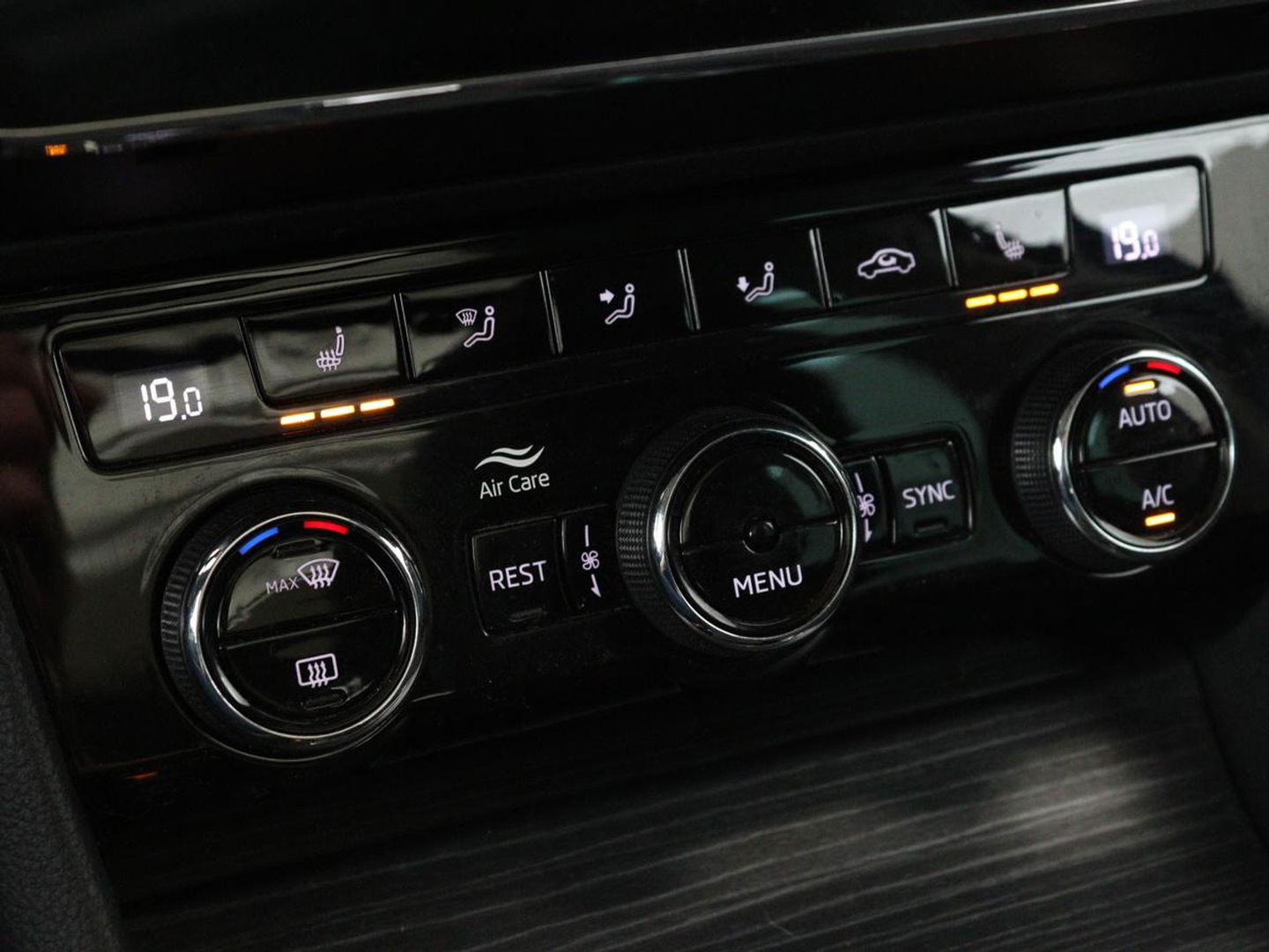 Škoda Superb 1.4 TSI iV Business Edition Plus | Panoramadak | Virtual Cockpit | Stoelverwarming | Camera | Carplay | Full LED | Memory | Navigatie | Parkeerhulp