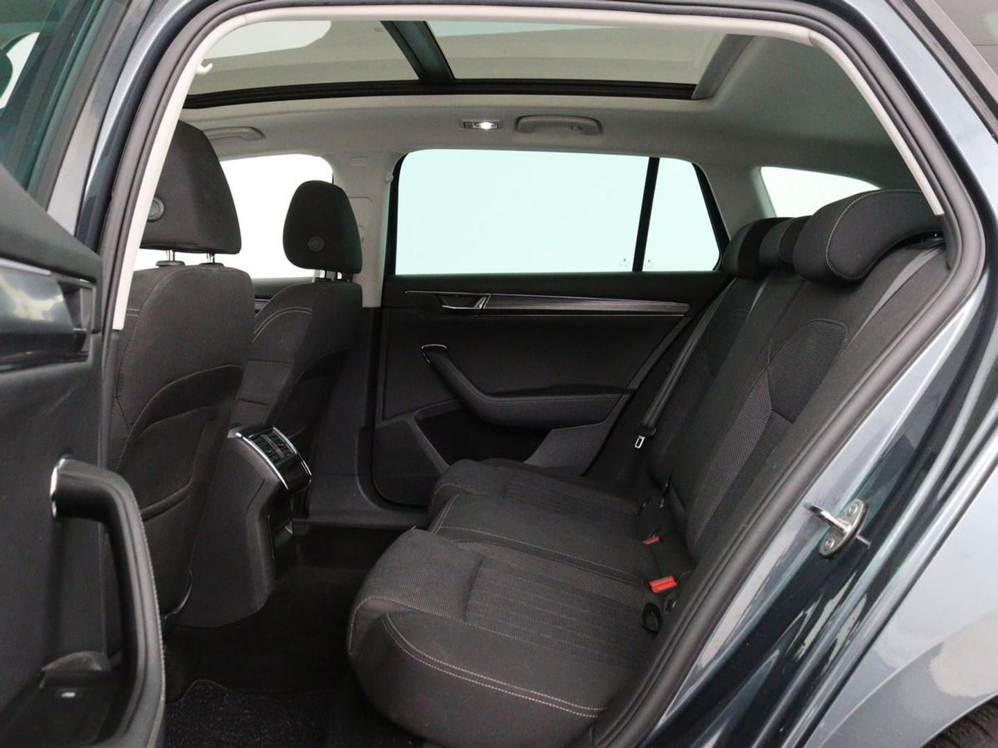 Škoda Superb 1.4 TSI iV Business Edition Plus | Panoramadak | Virtual Cockpit | Stoelverwarming | Camera | Carplay | Full LED | Memory | Navigatie | Parkeerhulp